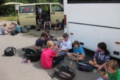 Kurze Strkung am Bus bevor es ins Schwimmbad ging